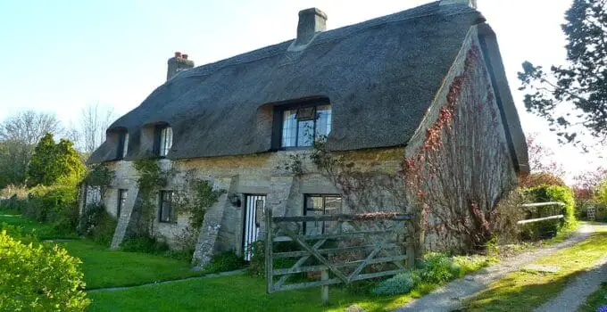 Do Thatched Roofs Have Gutters?