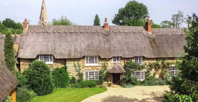 How Do Houses with Thatched Roofs Keep Cool in Summer?