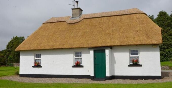 Are There Still Thatched Roofs in Ireland?